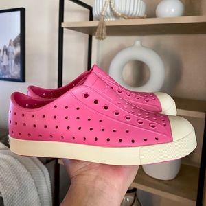 Native pink shoes